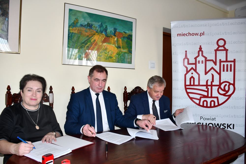 moment podpisania umowy przez Starostów Miechowskich oraz Skarbnik Powiatu