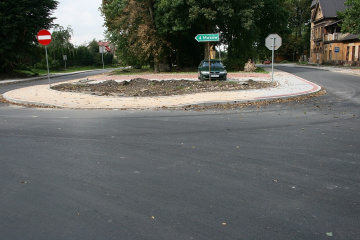 Przebudowany plac przed starą stacją w Charsznicy