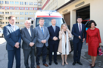 Uczestnicy odbioru karetki