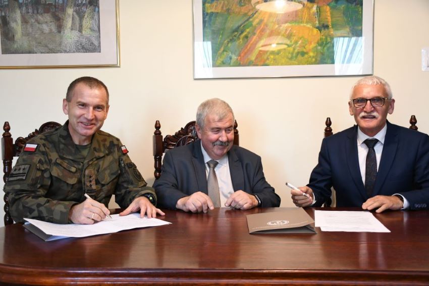 podpisanie umowy na oddział wojskowy w ZS Nr 2 w Miechowie