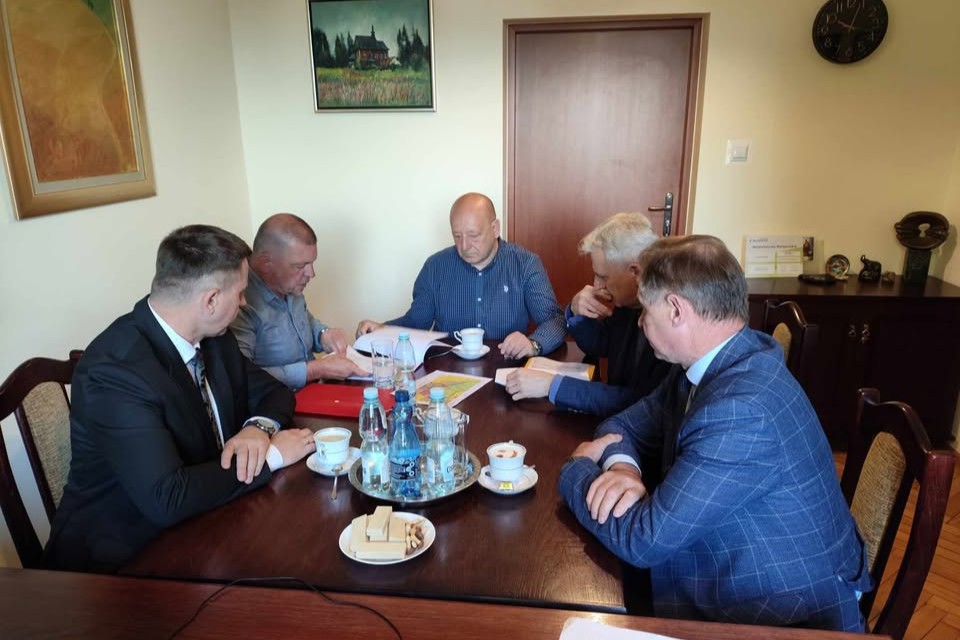 Uczestnicy spotknia organizacyjnego dotyczącego utworzenia Muzeum Bitwy Racławickiej w Racławicach