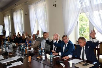 Zarząd Powiatu Miechowskiego z jednogłośnym wotum zaufania i absolutorium. Strategia Rozwoju Powiatu Miechowskiego na lata 2025-2034 przyjęta
