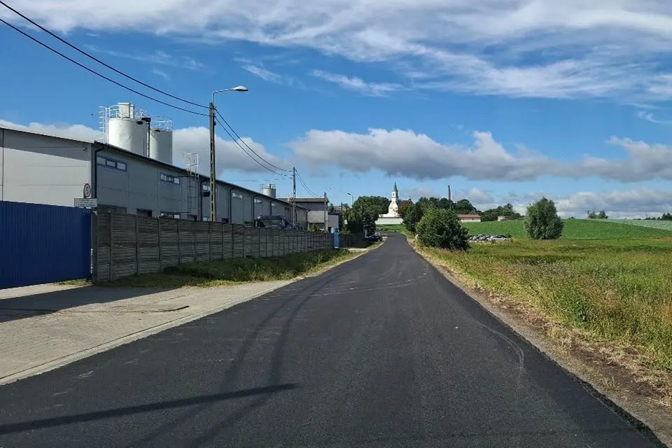 Trwa modernizacja dr&oacute;g powiatowych w ramach kt&oacute;rej wykonanie zostanie nowa warstwa profilująco wzmacniająca na łącznej długości ponad 6,0km