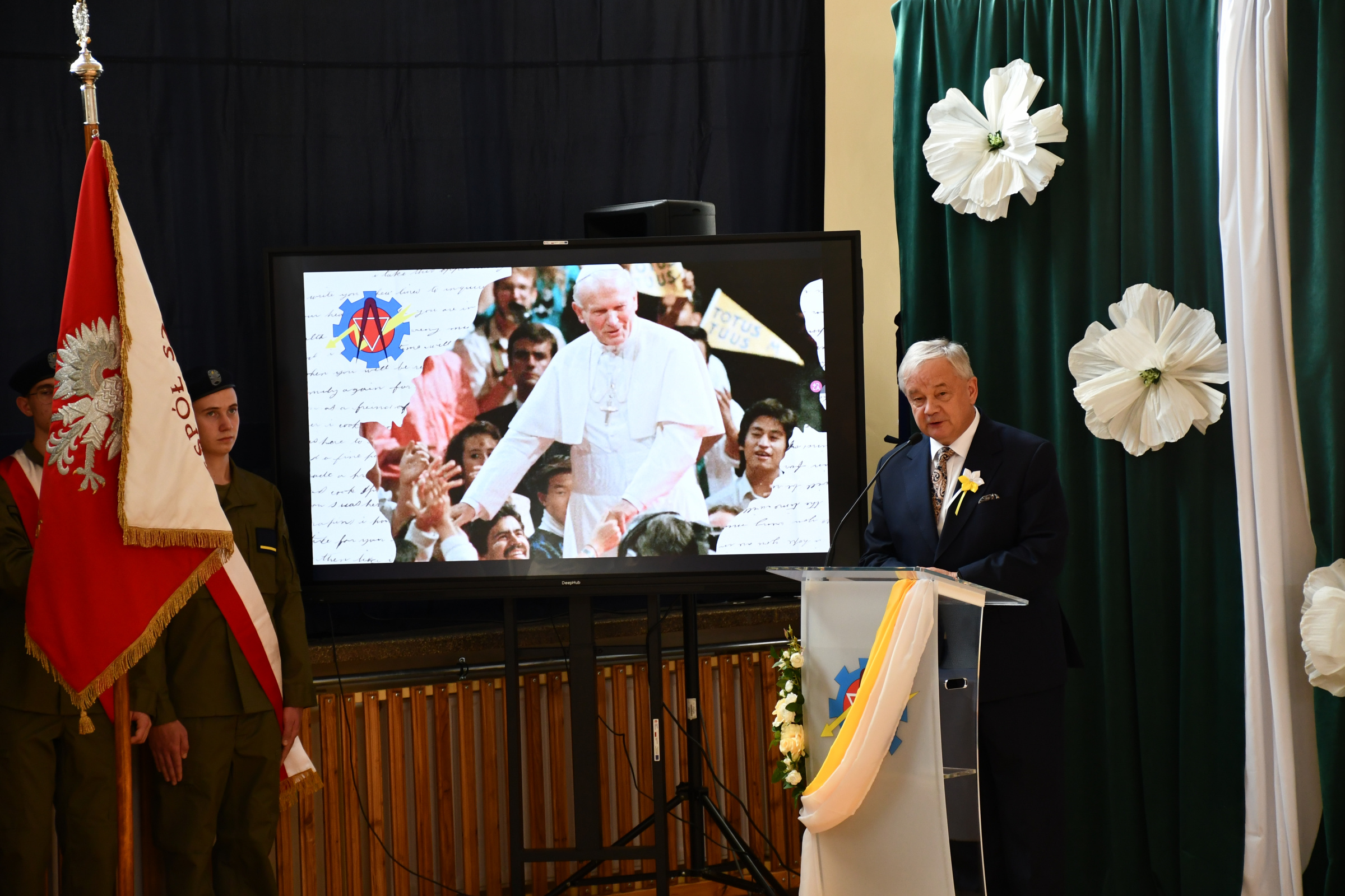 20-lecie nadania imienia Jana Pawła II Zespołowi Szk&oacute;ł Nr 2 w Miechowie