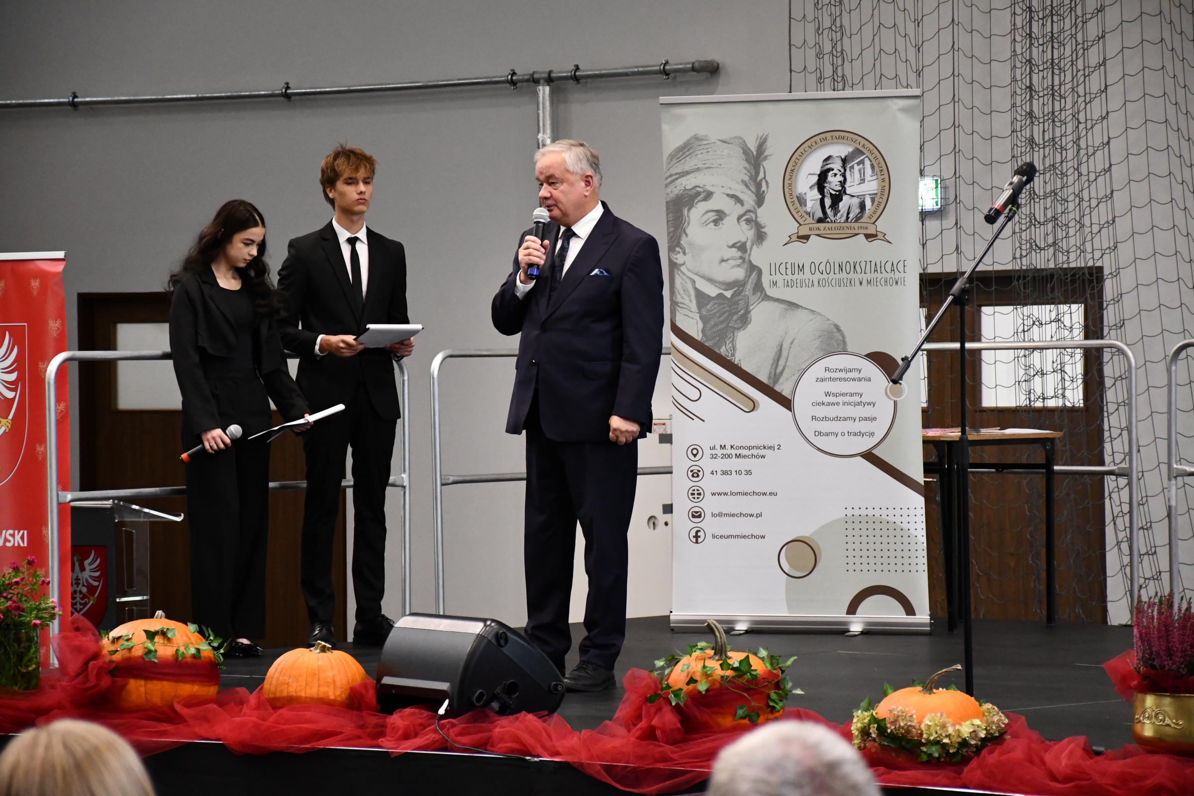 Ślubowanie uczni&oacute;w klas pierwszych w Liceum Og&oacute;lnokształcącym w Miechowie