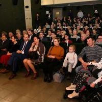 Licznie zgromadzona publiczność na koncercie na rzecz Kornelii Krysa