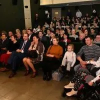 Licznie zgromadzona publiczność na koncercie na rzecz Kornelii Krysa