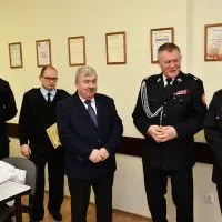 Starosta Jacek Kobyłka w towarzystwie komendanta KP PSP Miech&oacute;w i prezesa ZOSP RP