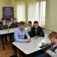 Uczestnicy powiatowej odsłony Og&oacute;lnopolskiego Turnieju Wiedzy Pożarniczej w KP PSP Miech&oacute;w w oczekiwaniu na wyniki