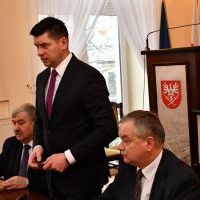 Wicemarszałek Łukasz Sm&oacute;łka, starosta miechowski Jacek Kobyłka, przewodniczący Rady Powiatu Krzysztof Świerczek