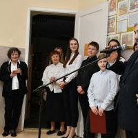 Starosta Jacek Kobyłka gratuluje czytającym Pana Tadeusza w bibliotece w Kalinie Wielkiej