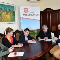 Starostowie powiatu miechowskiego podpisali umowę z wykonawcą przebudowy boiska przy ZS Nr 2 w Miechowie