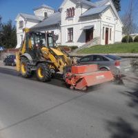 Sprzęt ZDP Miech&oacute;w sprząta drogi powiatu miechowskiego