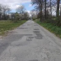 Droga powiatowa w Pstroszycach II czeka na przebudowę z Funduszu Dr&oacute;g Samorządowych