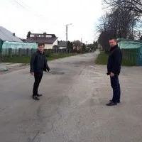 Wicestarosta Paweł Osikowski i Dariusz Sok&oacute;ł, radny gminy Charsznica na ul. Sportowej