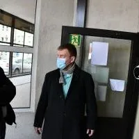 Dyrektor Mirosław Dr&oacute;żdż objaśnia wicestaroście działanie systemu pomiaru temperatury przy wejściu do Szpitala
