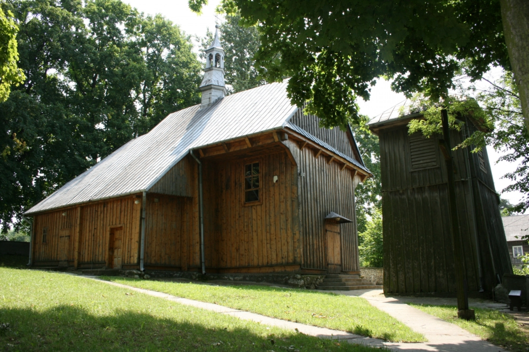 Kościół parafialny w Ulinie Wielkiej z 1655r. z zabytkową drewnianą dzwonnicą z przełomu XII i XIII wieku