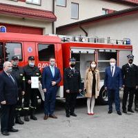 Uczestnicy przekazania pojazdu bojowego dla OSP Nieszk&oacute;w