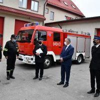 Przekazanie pojazdu bojowego dla OSP Nieszk&oacute;w