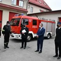 Przekazanie pojazdu bojowego dla OSP Nieszk&oacute;w