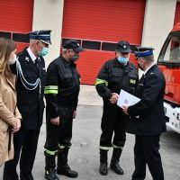 Komendant KP PSP Miech&oacute;w Michał Majda przekazuje pojazd dla OSP Nieszk&oacute;w