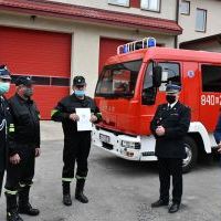 Prezes OSP Nieszk&oacute;w Stanisław Nowak z aktem przekazania