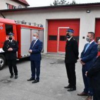 Władze Powiatu Miechowskiego i komendanci KP PSP Miech&oacute;w biorący udział w przekazaniu pojazdu dla OSP Nieszk&oacute;w