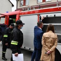 Samorządowcy i strażacy oglądają pojazd bojowy OSP Nieszk&oacute;w