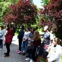 Wicestarosta Paweł Osikowski wręcza słodycze z okazji Dnia Dziecka