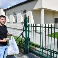 Karol Piotrowski z maseczkami przed DPS ul. Warszawska w Miechowie