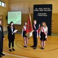 pożegnanie Sztandaru przez absolwent&oacute;w Ekonomika