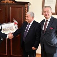 Pamiątkowa grafika dla Wiceministra Sportu Jacka Osucha