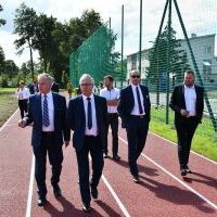 Członkowie Prezydium, Zarządu Powiatu z radnymi na boisku ZS Nr 2 w Miechowie