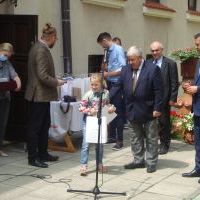 Starosta Jacek Kobyłka i burmistrz Dariusz Marczewski wręczają nagrody w konkursach BWA 