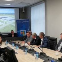 Radni powiatowi i samorządowcy podczas prezentacji inwestycji w Rzeszowskim Parku Naukowo-Technologicznym