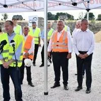 Prezes Intercor Zawiercie Piotr Jurczyk przemawia na inaugurację budowy odcinka S7