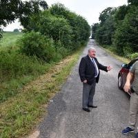 Starosta Jacek Kobyłka i dyrektor ZDP Jacek Suchoń w terenie oceniają stan dr&oacute;g powiatowych po ulewach