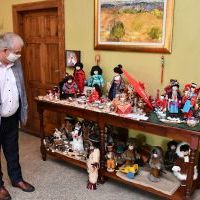 Lalki podziwia Leonard Mazur, naczelnik Wydziału Oświaty, Kultury i Sportu