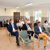 Uczestnicy i goście I Powiatowego Sympozjum Murawowego na Wyżynie Miechowskiej