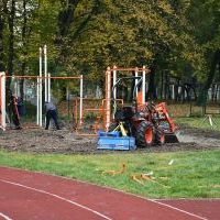 Na boisku LO Miech&oacute;w powstaje plac sportowo-rekreacyjny z urządzeniami street workout