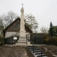Odrestaurowana przydrożna kapliczka kolumnowa w Boczkowicach