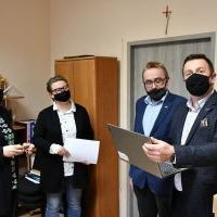 Przekazanie laptop&oacute;w dla CAPS w Miechowie