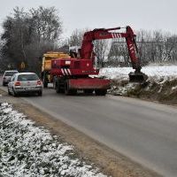 Zarząd Dr&oacute;g Powiatowych w Miechowie pogłębia r&oacute;w przy drodze powiatowej w Charsznicy
