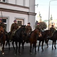 Kawalerzyści z Krakowa na ul. Piłsudskiego w Miechowie