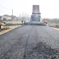 Wykonawca rob&oacute;t w Swojczanach uwija się przy układaniu nawierzchni