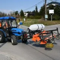 Wiosenne sprzątanie chodnik&oacute;w nową zamiatarką ZDP