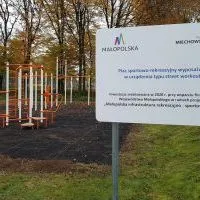 Plac sportowo-rekreacyjny wyposażony w urządzenia typu street workout na boisku LO Miech&oacute;w