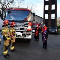 Małopolski kapelan ks. bryg. Władysław Kulig święci nowy w&oacute;z strażacki w Komendzie w Miechowie