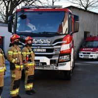 Strażacy z KP PSP Miech&oacute;w przy nowym średnim wozie bojowym Scania