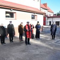 Małopolski Kapelan Strażak&oacute;w błogosławi miechowskich strażak&oacute;w i nowy w&oacute;z
